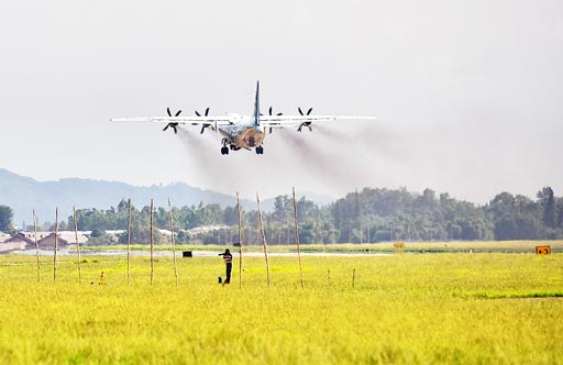 運(yùn)9飛機(jī)緊急起飛，直飛九寨溝地震災(zāi)區(qū)航拍災(zāi)情。 黃軍 攝